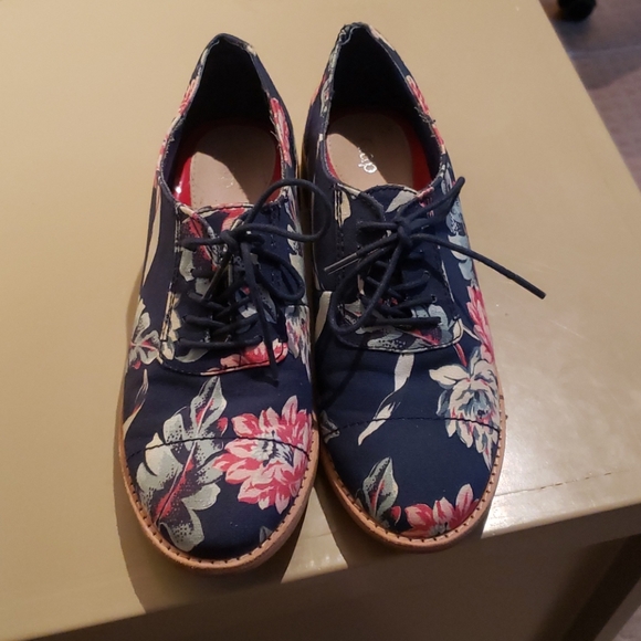Gap floral fabric Oxford lace up. Size 7 - Picture 2 of 7